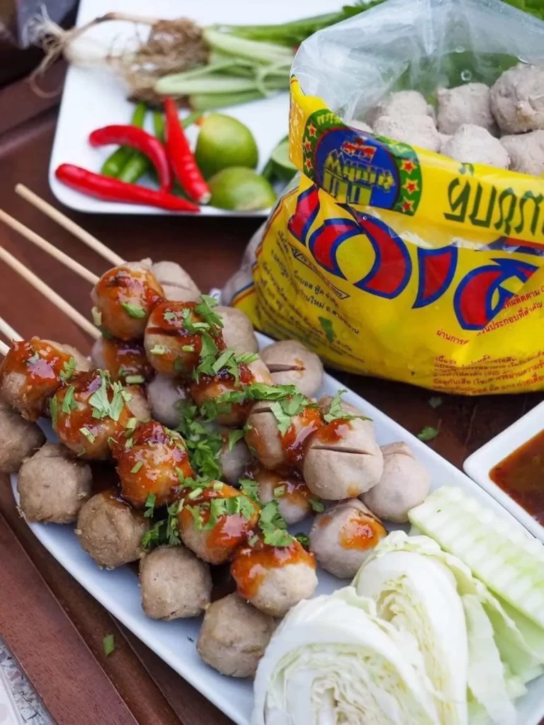 ลูกชิ้นเนื้อวัวปิ้ง กินกับผัก