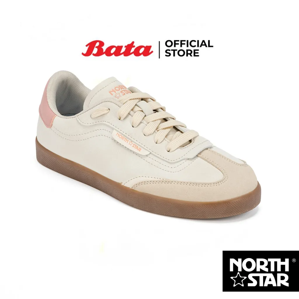รองเท้าผ้าใบ Bata North Star NEW STRIKER สีเบจและชมพูอ่อน วางอยู่บนพื้นหลังสีขาว เหมาะสำหรับผู้ชายและผู้หญิง ให้ความรู้สึกคลาสสิกและทันสมัย