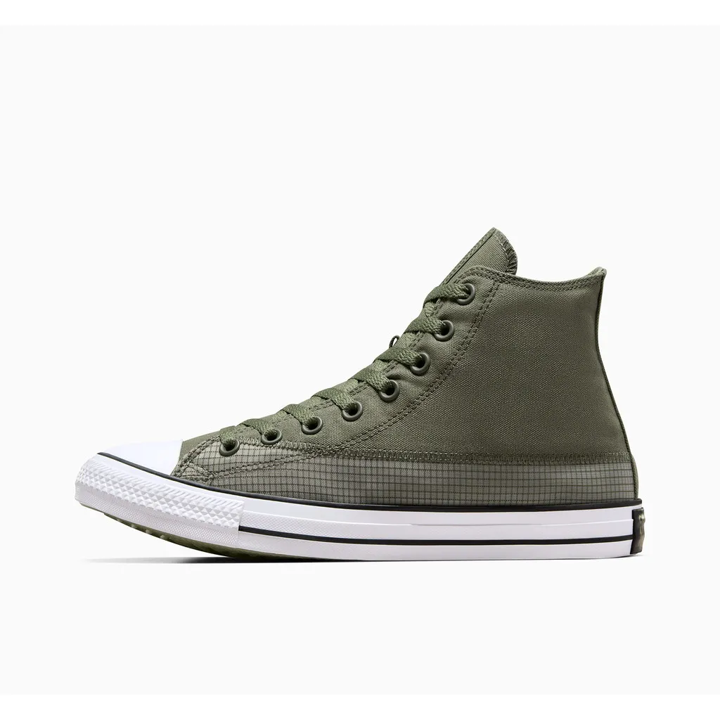 มุมด้านข้างของรองเท้า Converse CTAS Future Utility Hi สีกากี แสดงพื้นผิวลายตารางและเชือกรองเท้าสีเขียว
