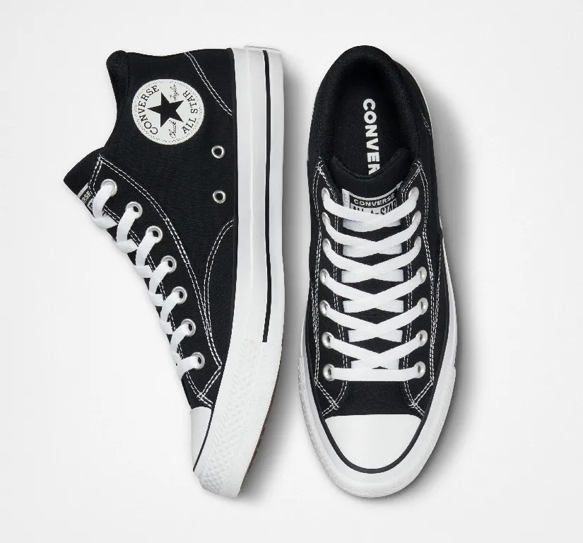 รองเท้า Converse CTAS Malden Street Mid สีดำ หนึ่งคู่ มองจากมุมบน แสดงเชือกสีขาวและโลโก้ All Star