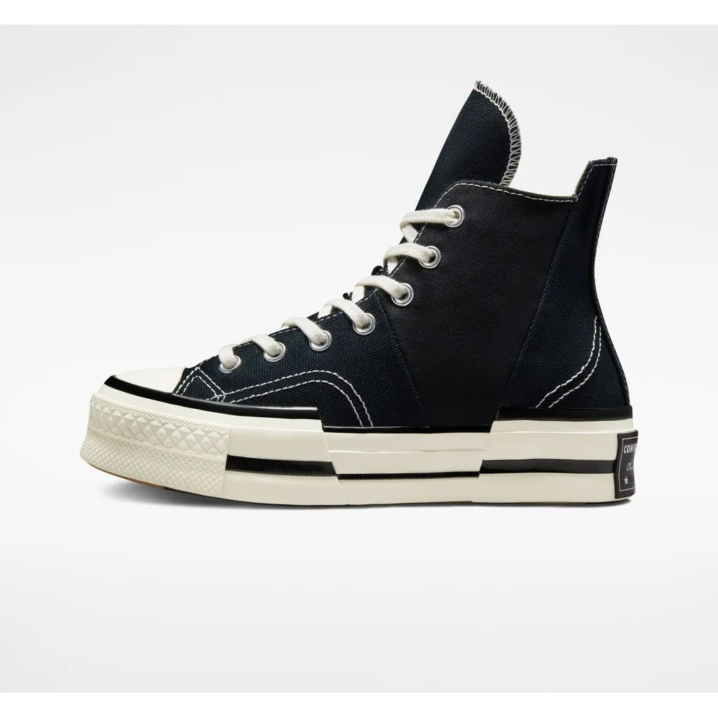 มุมด้านข้างของรองเท้า Converse Chuck 70 Plus Hi สีดำ แสดงรายละเอียดการเย็บและพื้นรองเท้าดีไซน์แยกส่วน