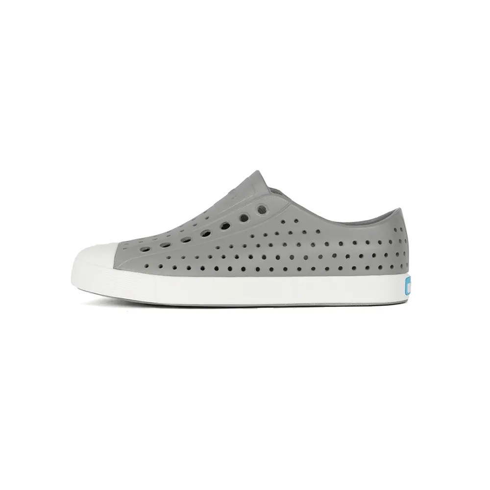 Native รองเท้า Jefferson Pigeon Grey เป็นรองเท้าแบบสวมสีเทานกพิราบ มีรูระบายอากาศจำนวนมากและขอบยางสีขาว รองเท้ามีน้ำหนักเบาและกันน้ำ เหมาะสำหรับวันสบายๆ