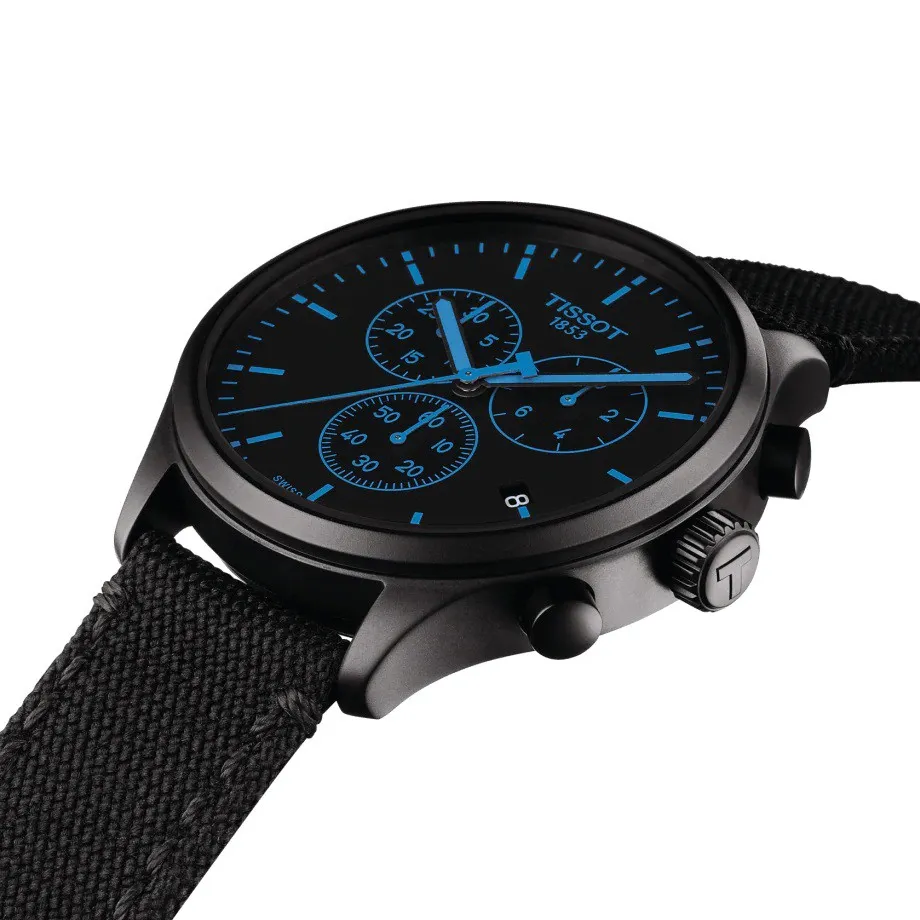 นาฬิกา Tissot Chrono XL สีดำฟ้า มุมมองด้านข้าง แสดงหน้าปัด เข็มสีฟ้า และเม็ดมะยม