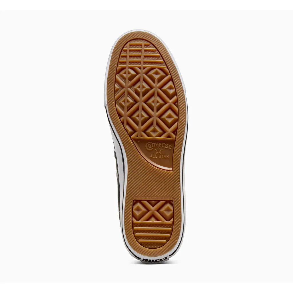 พื้นรองเท้าสีน้ำตาลของ รองเท้า Converse CTAS Pro Leather แสดงลายยางเพื่อการยึดเกาะและโลโก้ Converse All Star