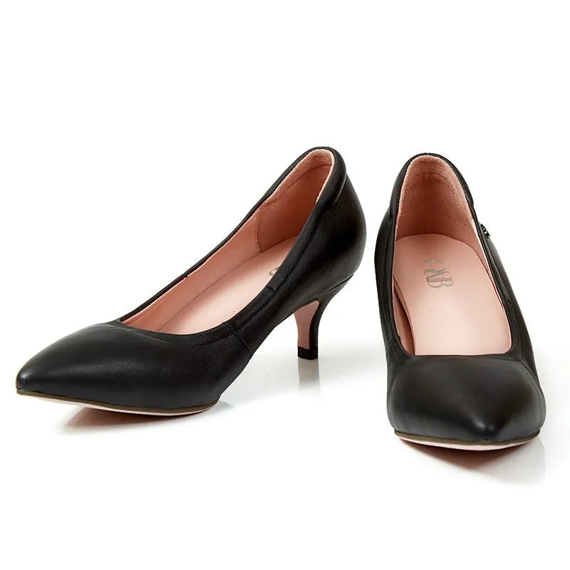 รูปภาพรองเท้า O&B Diana Heels สีดำ แบบคู่ ตั้งอยู่บนพื้นสีขาว แสดงให้เห็นดีไซน์และส้นสูงปานกลาง