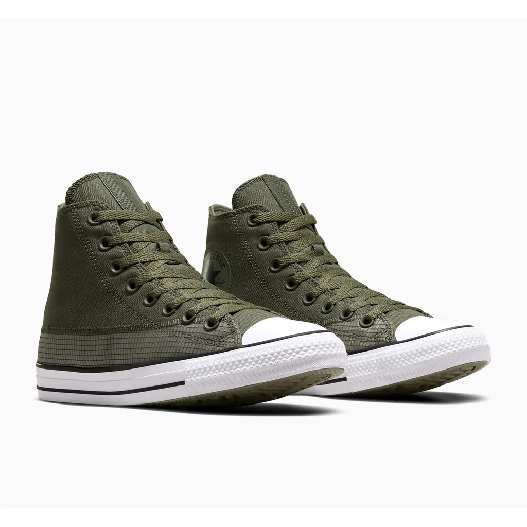 รองเท้า Converse CTAS Future Utility Hi สีกากีหนึ่งคู่ วางคู่กันให้เห็นมุมด้านหน้าเล็กน้อย พร้อมรายละเอียดลายตาราง