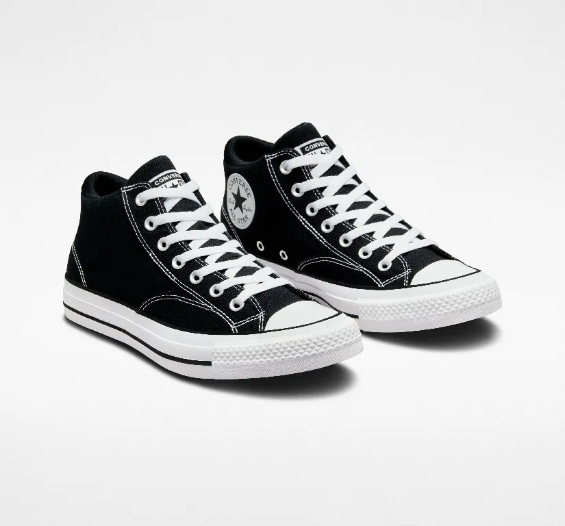 รองเท้า Converse CTAS Malden Street Mid สีดำ หนึ่งคู่ วางคู่กันให้เห็นด้านหน้าและเชือกสีขาวอย่างชัดเจน