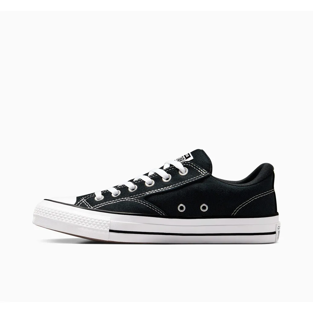 Converse CTAS Malden Street OX สีดำ มองจากมุมเฉียง เห็นรายละเอียดเชือกผูกและรูร้อยเชือก