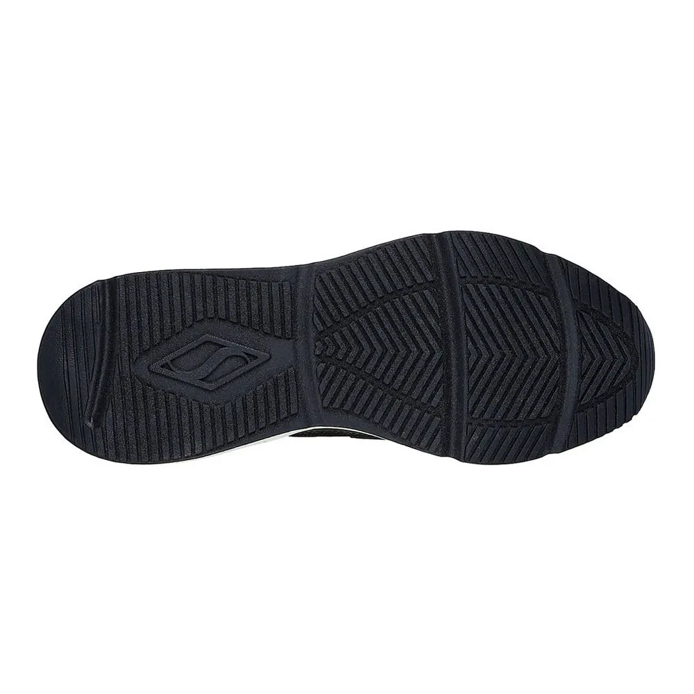 พื้นรองเท้าด้านนอกของรองเท้า Skechers สีดำที่มีลวดลายเพื่อการยึดเกาะและโลโก้