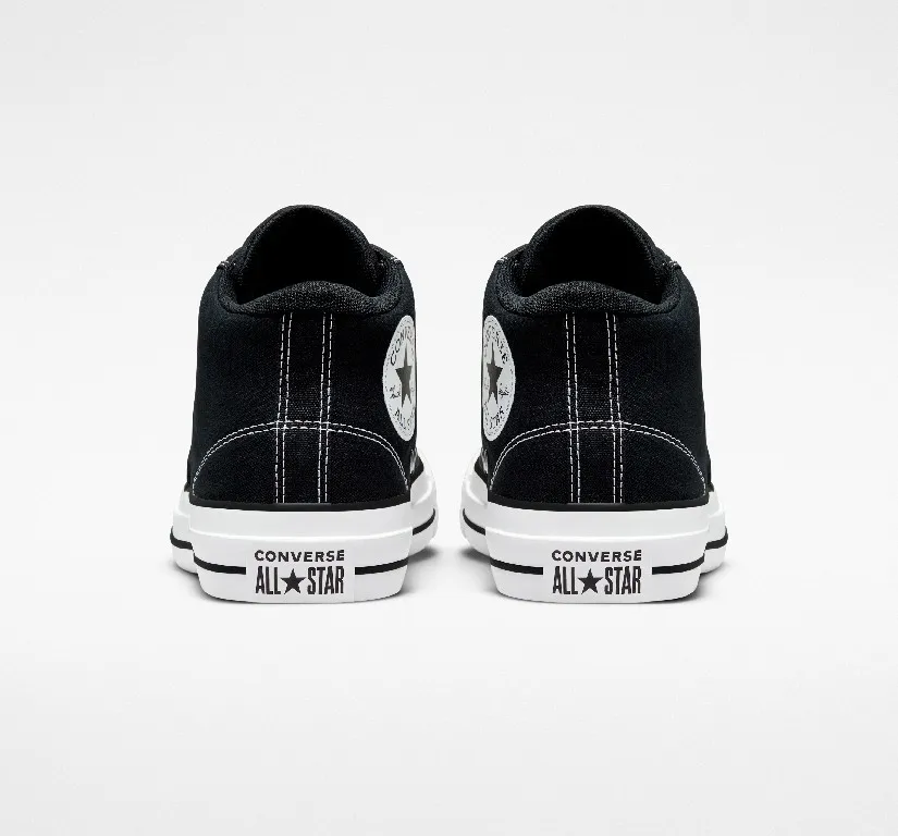 รองเท้าผ้าใบหุ้มข้อสีดำหนึ่งคู่ มองจากด้านหลัง แสดงโลโก้ Converse All Star ที่ส้นรองเท้า