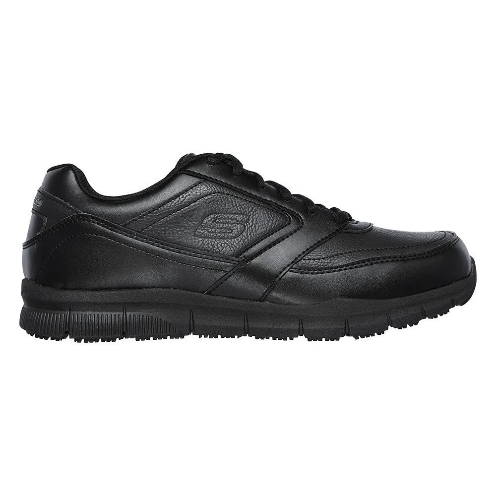 รองเท้าทำงาน Skechers สีดำ มองจากมุมเฉียงด้านหน้า เห็นพื้นรองเท้าหนาและรายละเอียดพื้นผิวรองเท้า