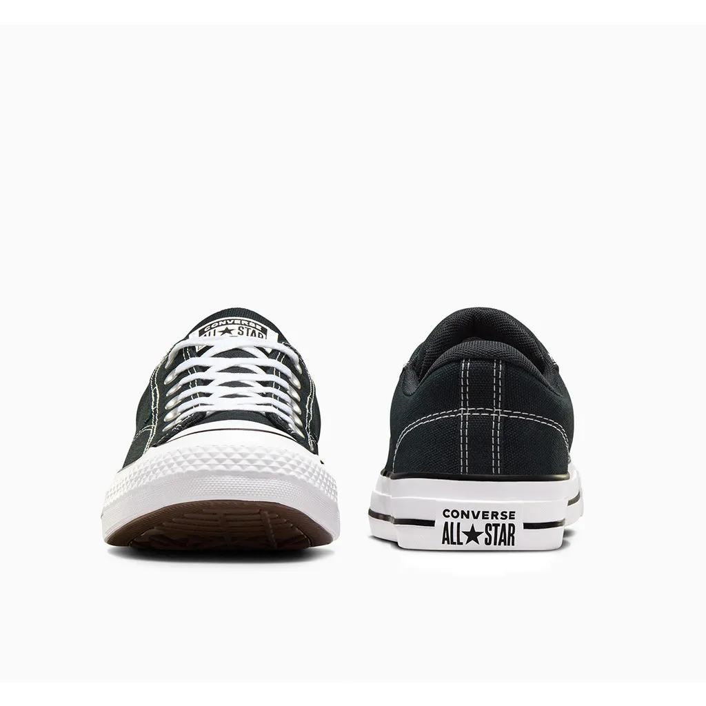 รองเท้าผ้าใบสีดำ มองจากด้านหลัง เห็นโลโก้ Converse All Star บนส้นรองเท้า