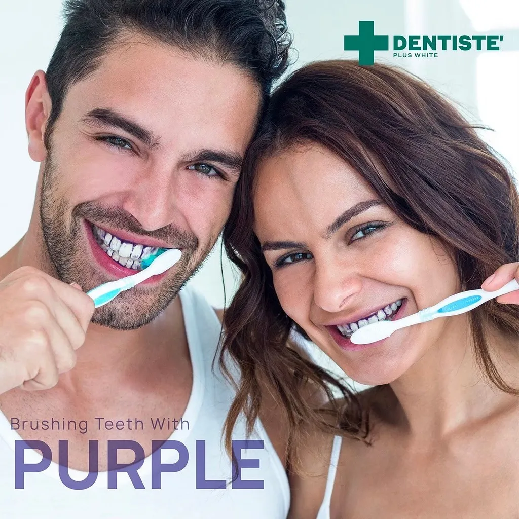 ภาพคู่รักกำลังแปรงฟันด้วยยาสีฟัน Dentiste' Original