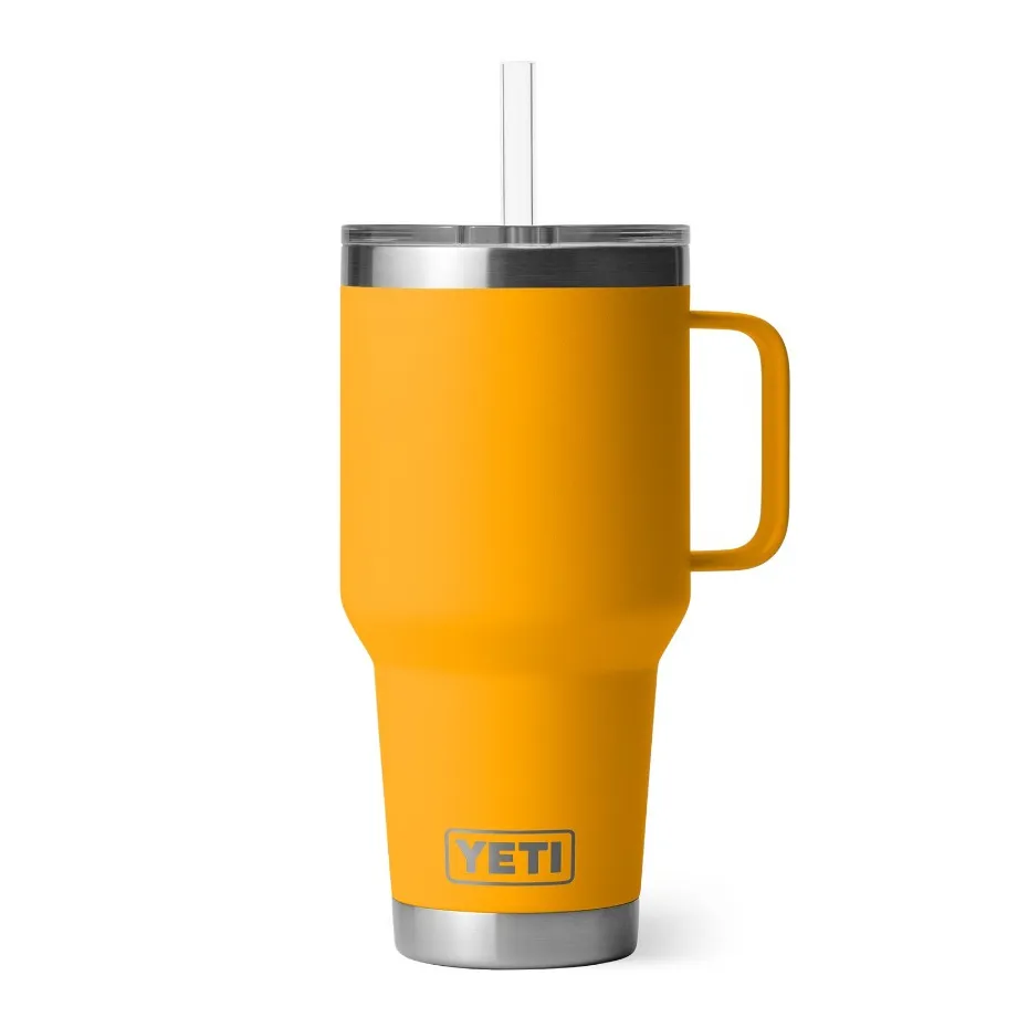 แก้วเยติ YETI Rambler 35 oz สีเหลืองมีหลอดใสเสียบฝา ตั้งอยู่บนพื้นเรียบ