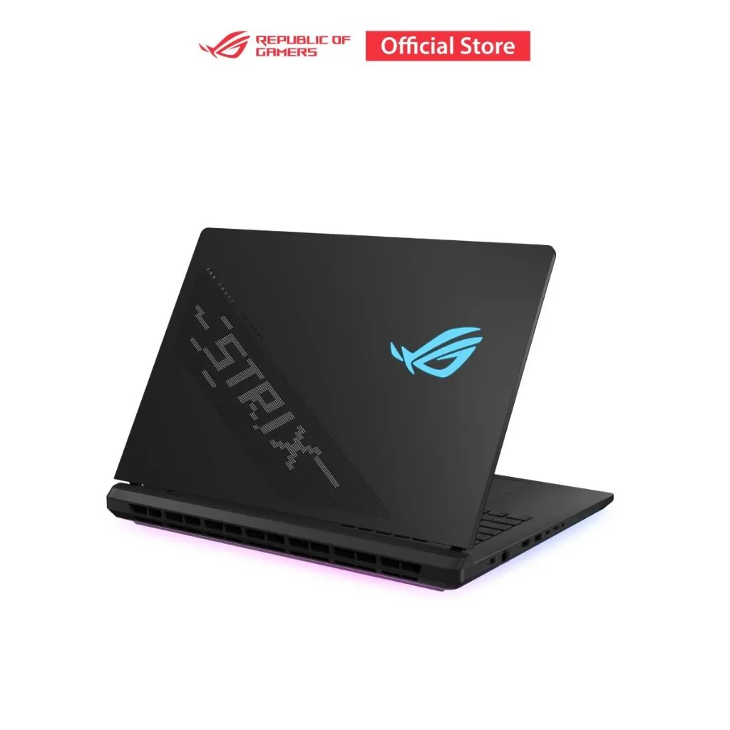 มุมเฉียงของฝาหลัง ASUS ROG Strix Scar 18 พร้อมโลโก้เรืองแสง