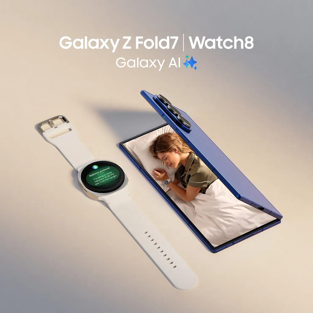 สมาร์ทโฟนพับได้แสดงภาพผู้หญิงนอนข้าง Galaxy Watch8 บนพื้นโทนอุ่น