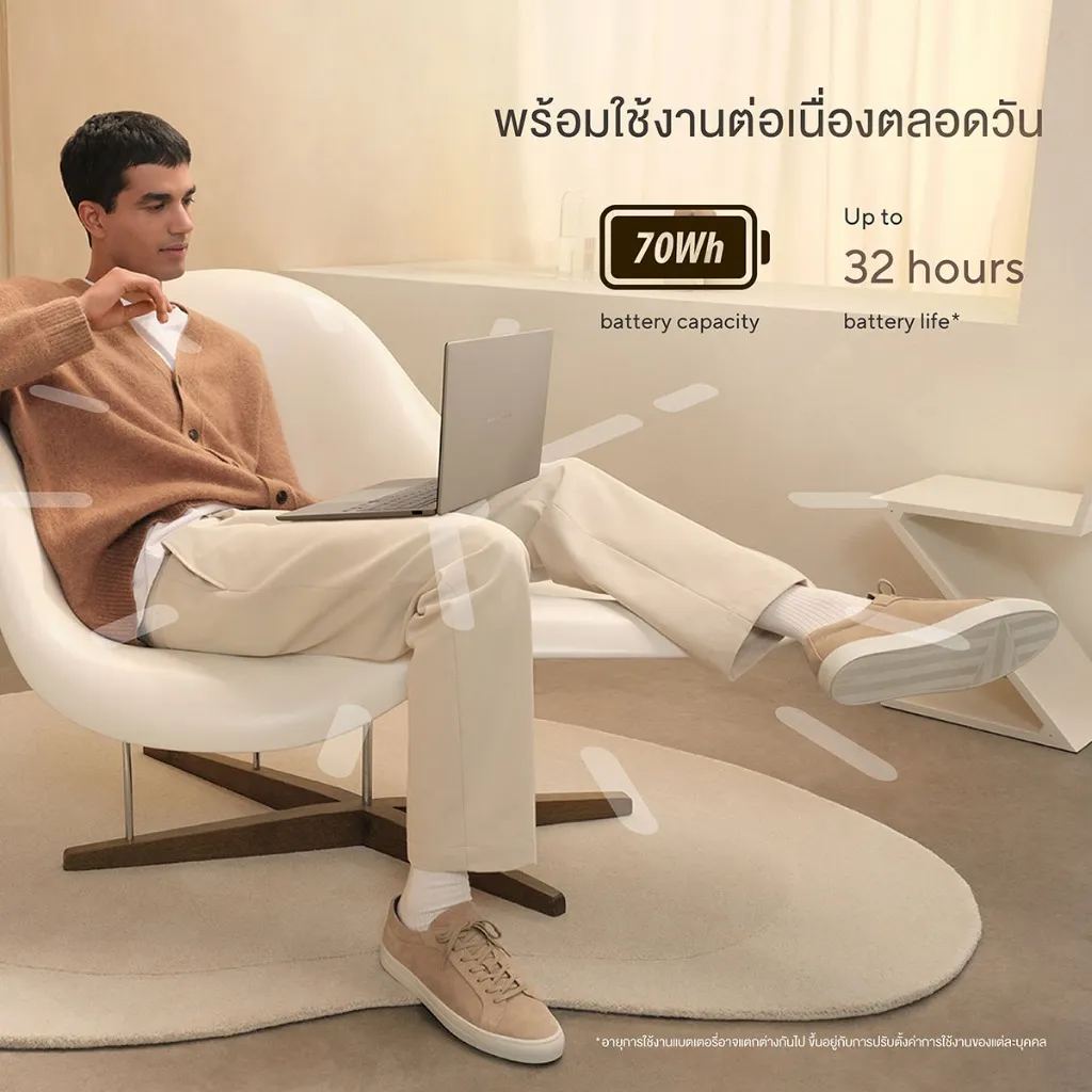ชายหนุ่มใช้งานโน้ตบุ๊กอย่างผ่อนคลายในห้องนั่งเล่นสว่างอบอุ่น