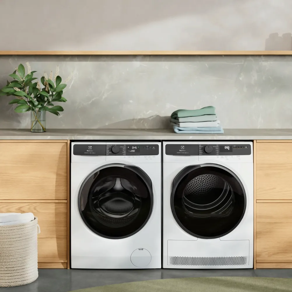 ห้องซักล้างตกแต่งแบบบิวท์อิน มีเครื่องซักผ้าและอบผ้า Electrolux วางเรียงคู่