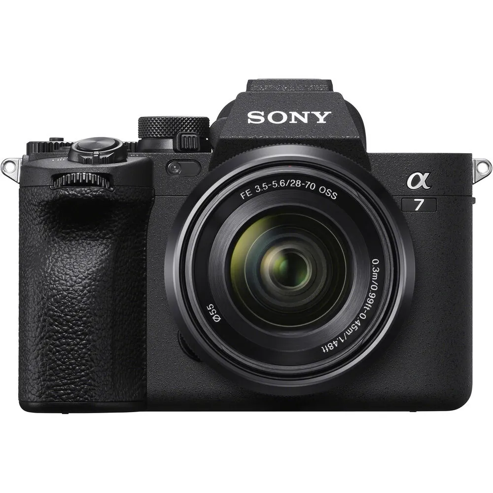 ด้านหน้าพร้อมเลนส์คิต 28–70 มม. ของ กล้อง Sony a7 IV ตรา α7 ชัดเจน