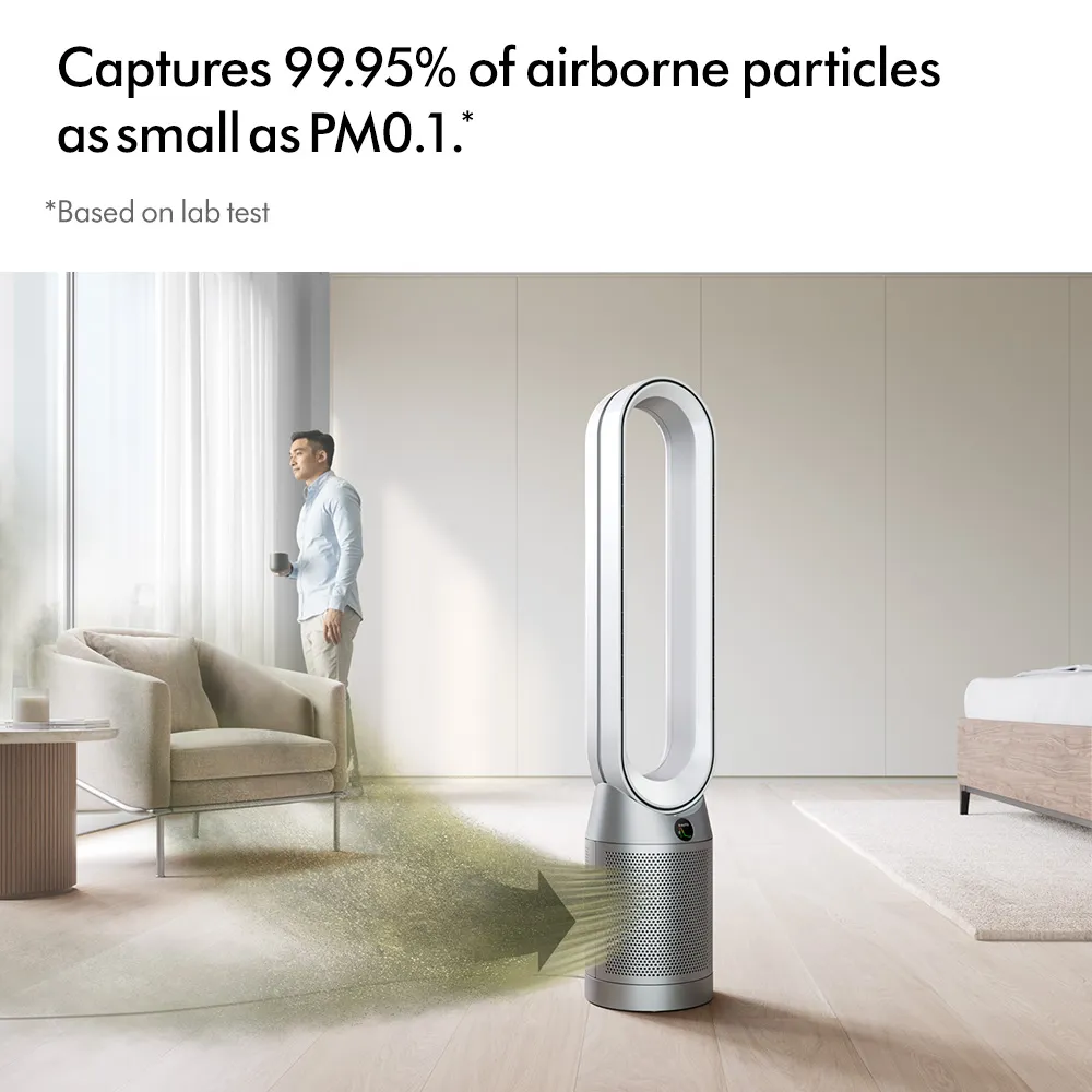 ชายยืนริมหน้าต่าง ขณะ เครื่องฟอกอากาศ Dyson Purifier Cool TP07 ดักฝุ่นจิ๋ว PM0.1 ในห้องนั่งเล่น