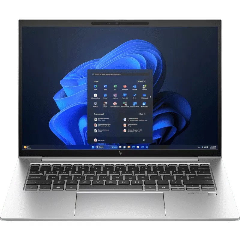 โน้ตบุ๊กสีเงินมุมหน้าตรง แสดงหน้าเริ่มต้นของ Windows 11 Pro คีย์บอร์ดไฟส่องสว่าง