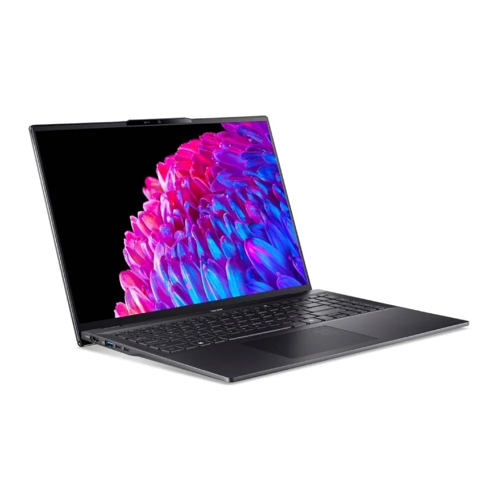 ด้านซ้ายของ โน๊ตบุ๊ค Acer Swift 16 AI เผยพอร์ต USB และช่องระบายอากาศ ตัวเครื่องเฉียงสีดำ