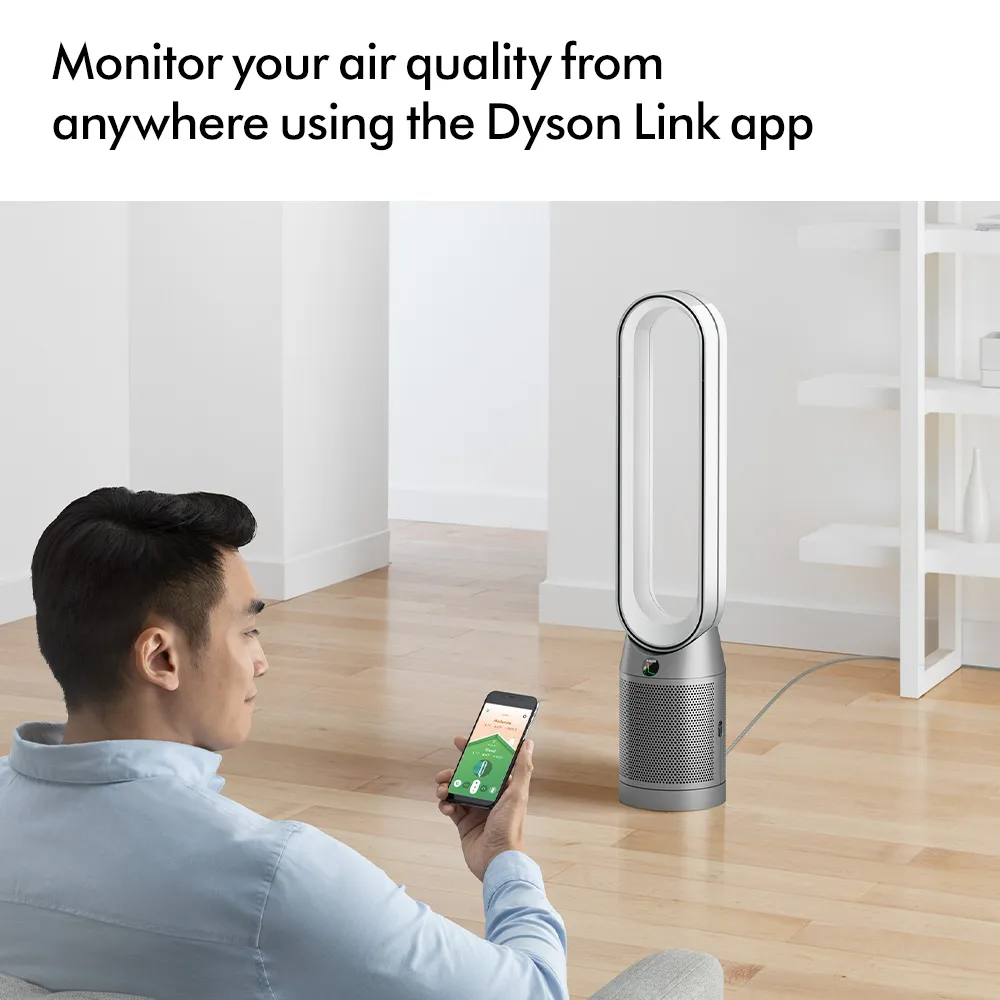 ควบคุมคุณภาพอากาศผ่านแอปกับ เครื่องฟอกอากาศ Dyson Purifier Cool TP07 ชายกำลังใช้งานสมาร์ทโฟน