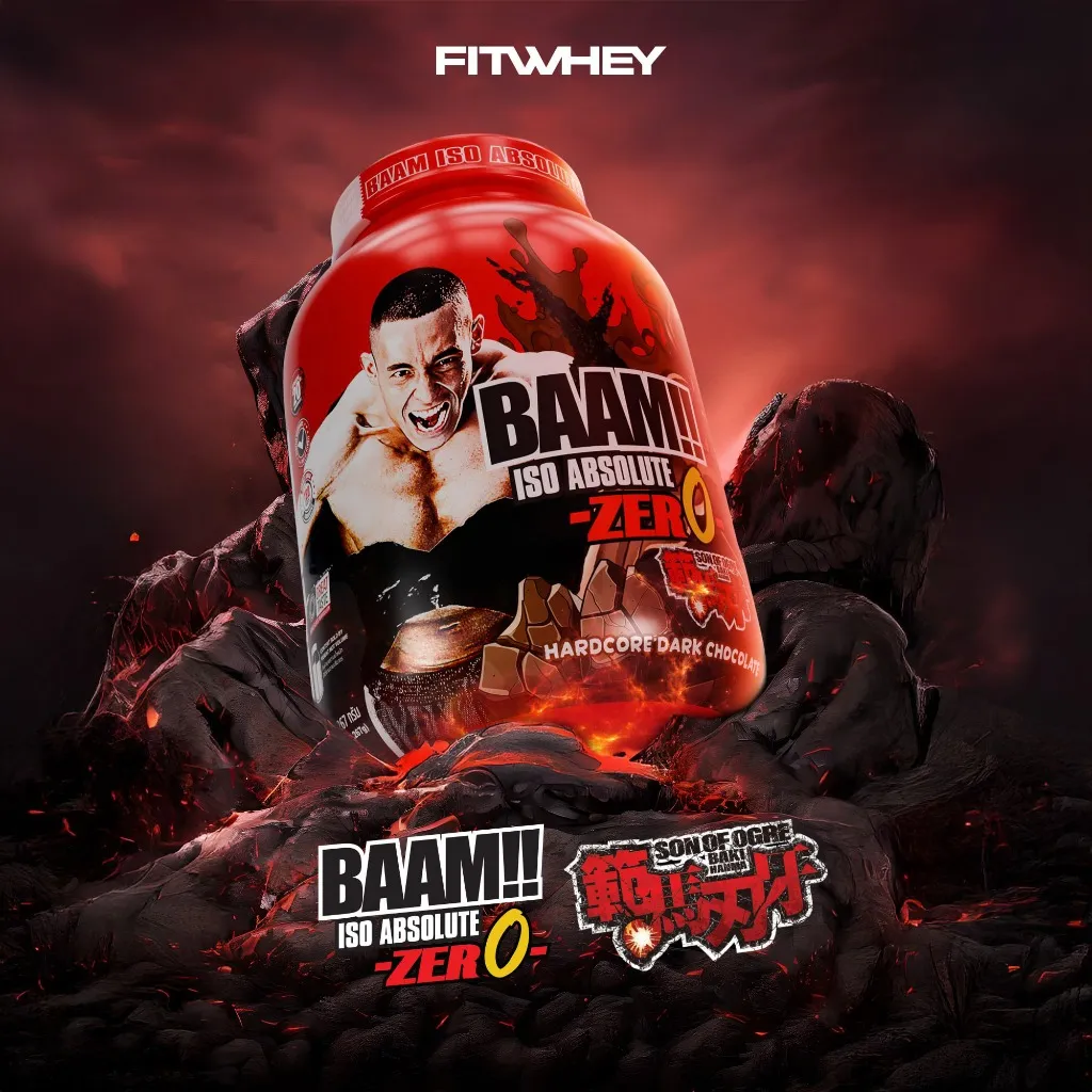 กระปุกสีแดงของ เวย์โปรตีน BAAM ISO ABSOLUTE ZERO รสช็อกโกแลตตั้งเด่นบนฉากหินลาวาโทนมืด