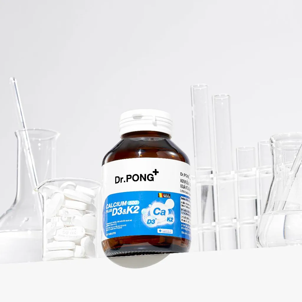แคลเซียม Dr.PONG D3 K2 ขวดสีน้ำตาลวางหน้าบีกเกอร์และหลอดทดลองในฉากสีขาวสว่าง