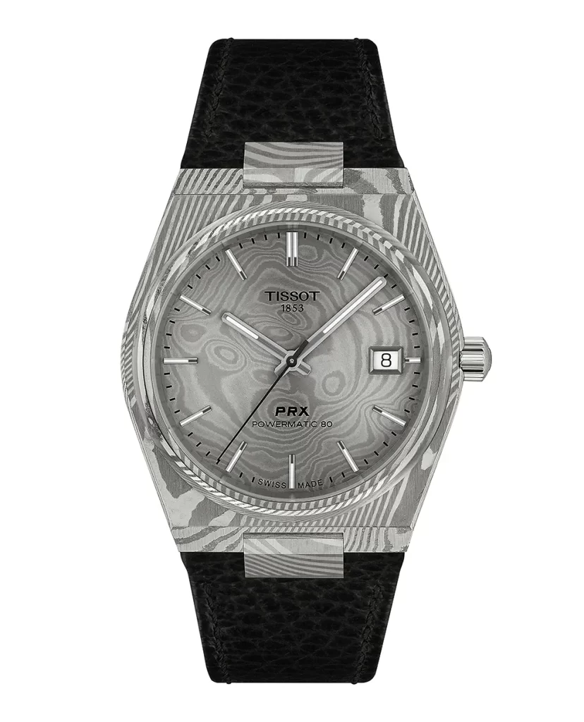 หน้าปัดสีเทาลายคลื่น ของ Tissot PRX Damascus 38mm สายหนังสีดำ มีช่องวันที่ตำแหน่ง 3 นาฬิกา