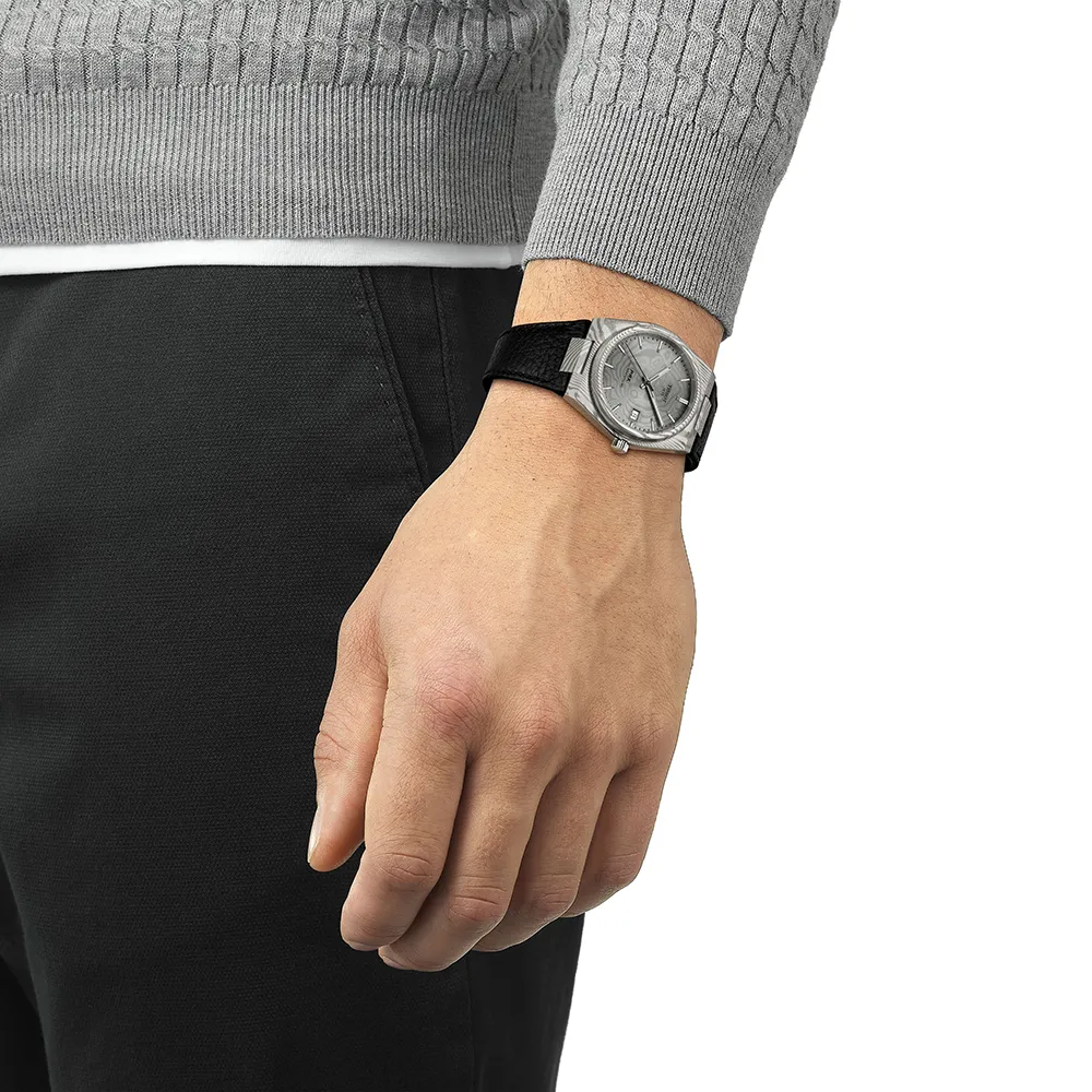 สวมใส่จริงบนข้อมือ เสื้อไหมพรมสีเทา คู่กับ Tissot PRX Damascus 38mm สายหนังสีดำ