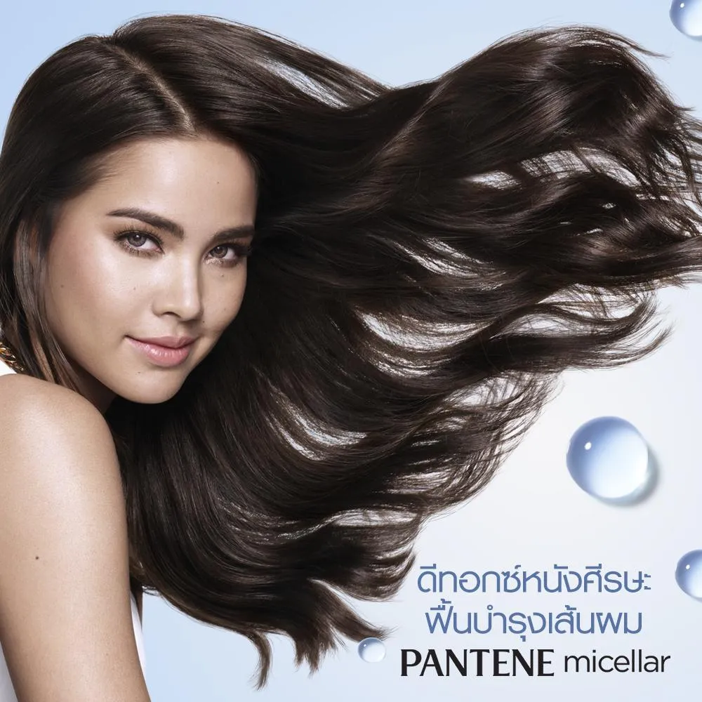 พรีเซนเตอร์ผมยาวสลวยบนพื้นหลังฟองน้ำ พร้อมข้อความสื่อถึงผมเงางามและความสดชื่น