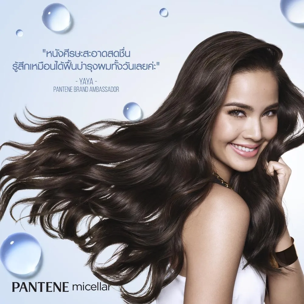 พรีเซนเตอร์ยิ้มสดใสผมยาวพลิ้ว พร้อมข้อความรีวิวสั้นๆ และฟองน้ำกระจายบนพื้นหลังฟ้า