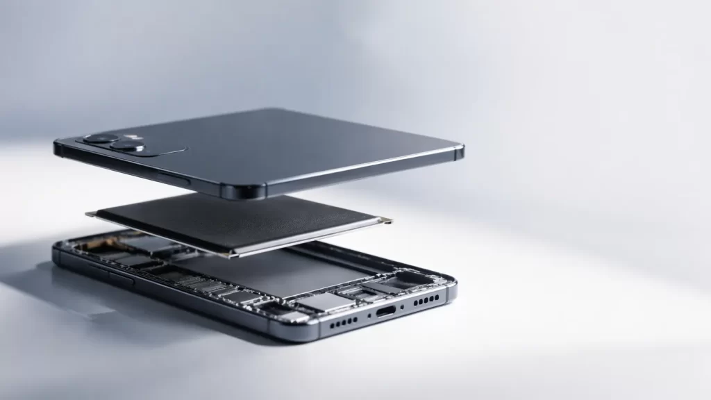 สมาร์ทโฟนบางเฉียบพร้อม แบตเตอรี่ Silicon-Carbon แบบมุมแยกชั้นบนพื้นหลังสะอาด สื่อความจุสูงในเครื่องที่ยังบาง