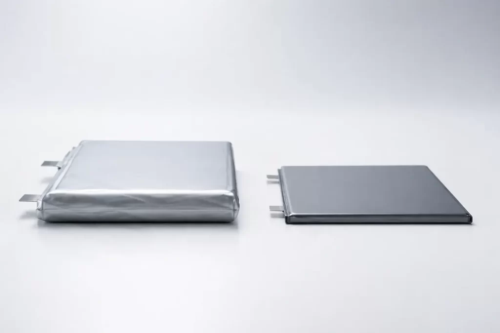 เซลล์สองแบบวางเทียบกัน แสดงความต่างของ แบตเตอรี่ Silicon-Carbon กับรุ่นเดิม บนฉากหลังเรียบสะอาด