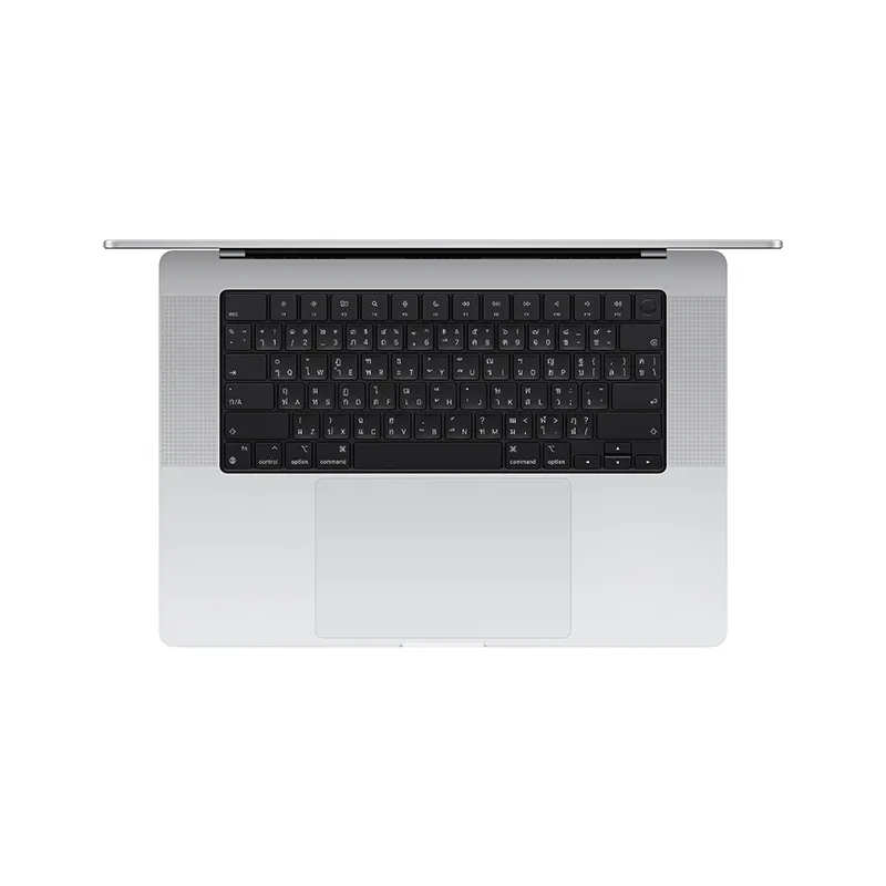 MacBook Pro M5 Pro 16 นิ้ว มุมเปิดเครื่องให้เห็นคีย์บอร์ด แทร็กแพด และตัวเครื่องสีเงิน