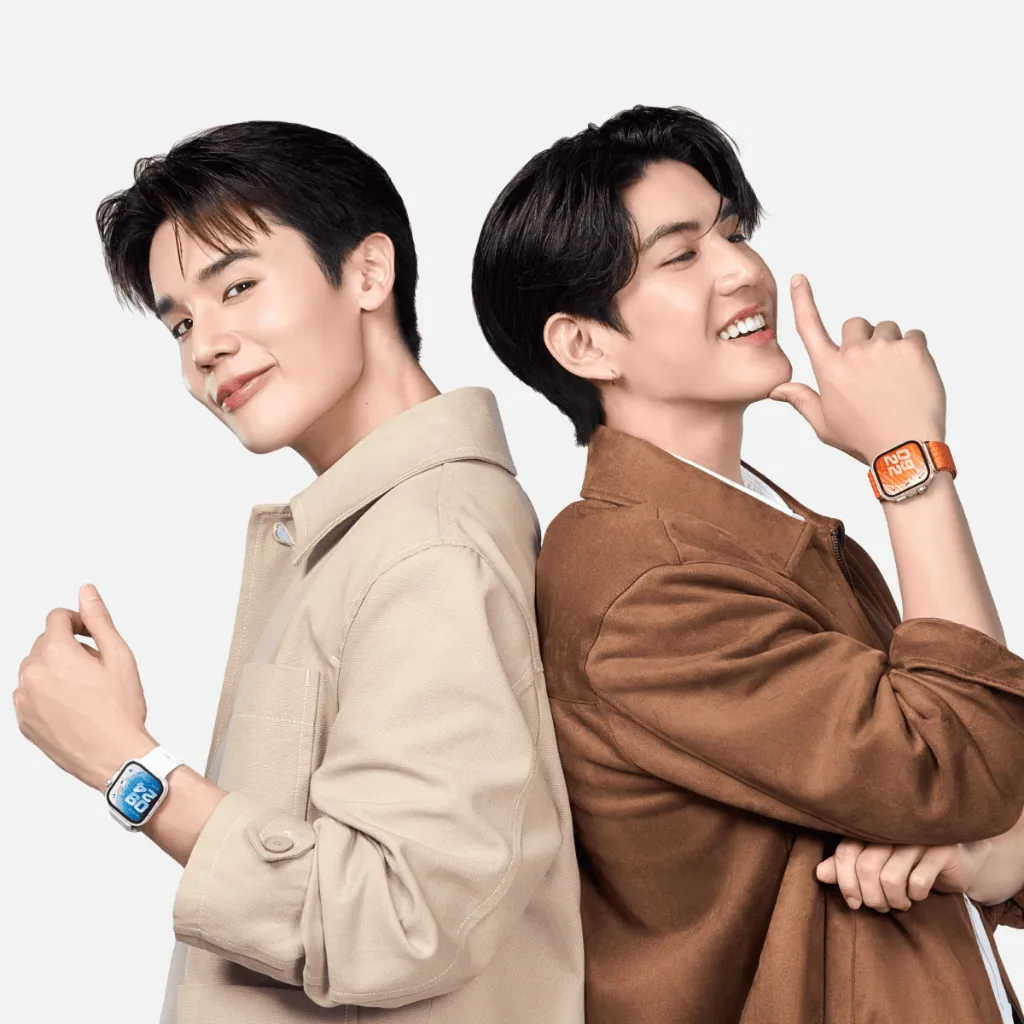 พรีเซนเตอร์สองคนใส่อุปกรณ์ข้อมือสีส้มและสีขาวในลุคแฟชั่นเรียบง่าย