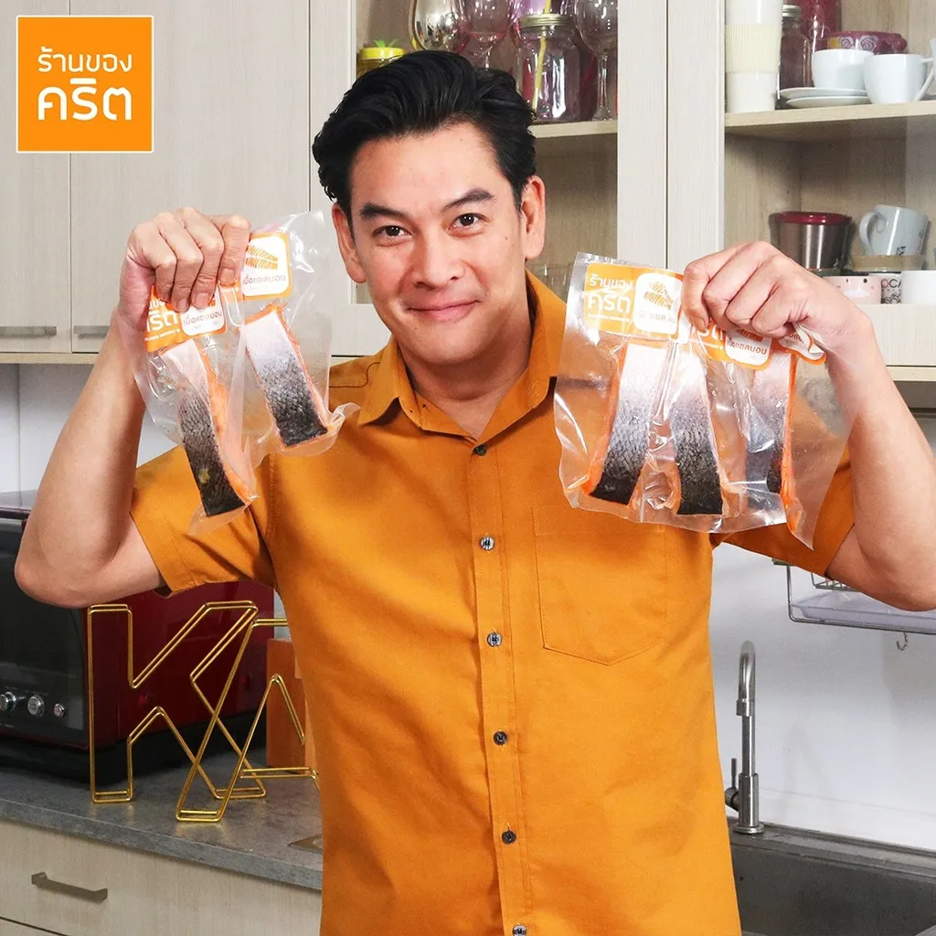 แซลมอนชาคริต 20 ชิ้น แบบแพ็กสุญญากาศแยกแพ็ก ถือโชว์ในครัวบ้าน
