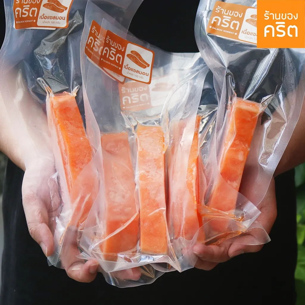 แซลมอนชาคริต 20 ชิ้น ในถุงสุญญากาศแยกแพ็ก เห็นเนื้อสีส้มและฉลากร้านชัดเจน
